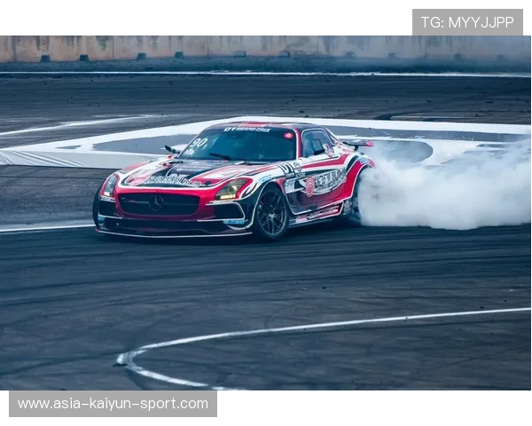 赛车山地赛选手漂移过弯如教科书