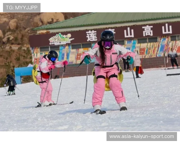 高山滑雪选手撞雪旗后仍保持平衡，教练看傻