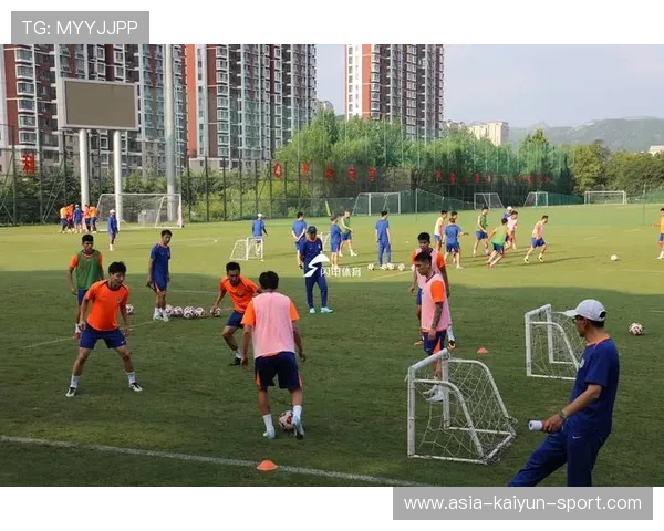 冠军球队基地开放日吸引大批粉丝参观，冠军足球场