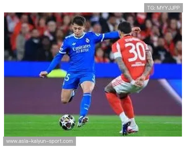 维尼修斯下底传中，皇马后点推射擦柱